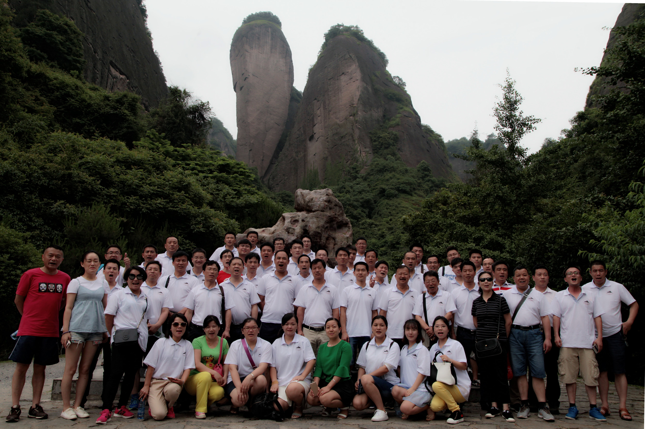 6月11日，全體與會(huì)人員游覽了崀山八角寨、辣椒峰景區(qū)