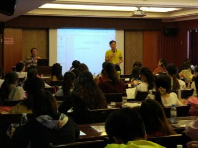 英語會(huì)場教科院翁所長做開場白