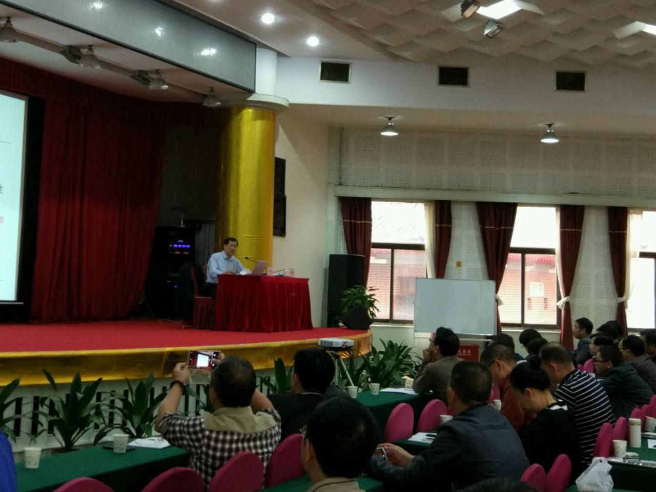 董事長(zhǎng)何譽(yù)軍先生忍不住拍起照片來